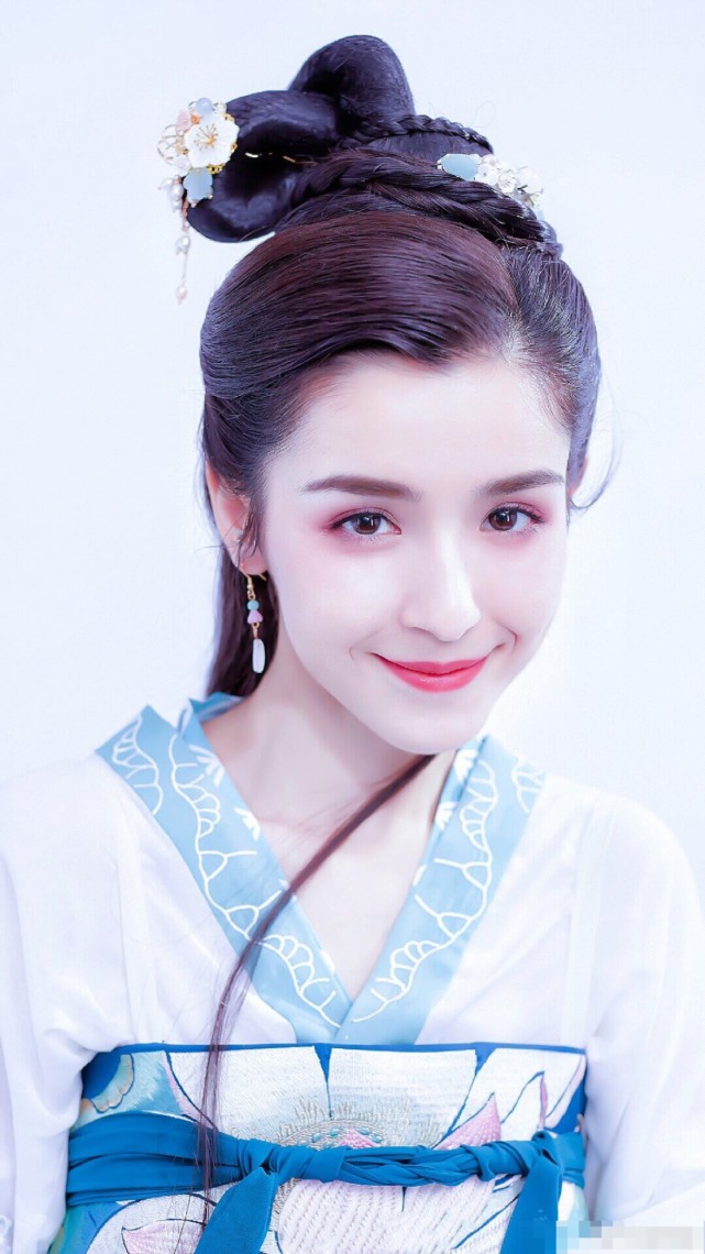 作品|原创《玉楼春》中哈妮克孜，清雅素净比平时更加美，网友感叹仙女下凡