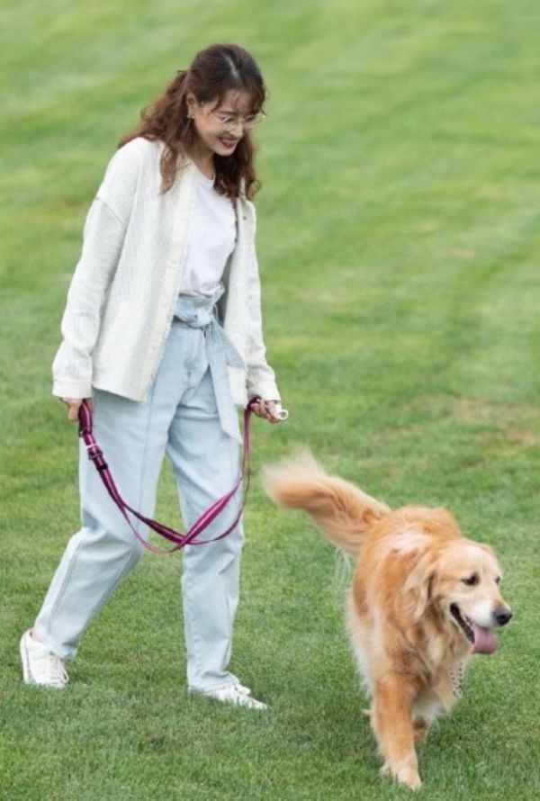 服装|还不清楚周海媚为何53岁无人娶？看她穿稚嫩装后，答案一清二楚了