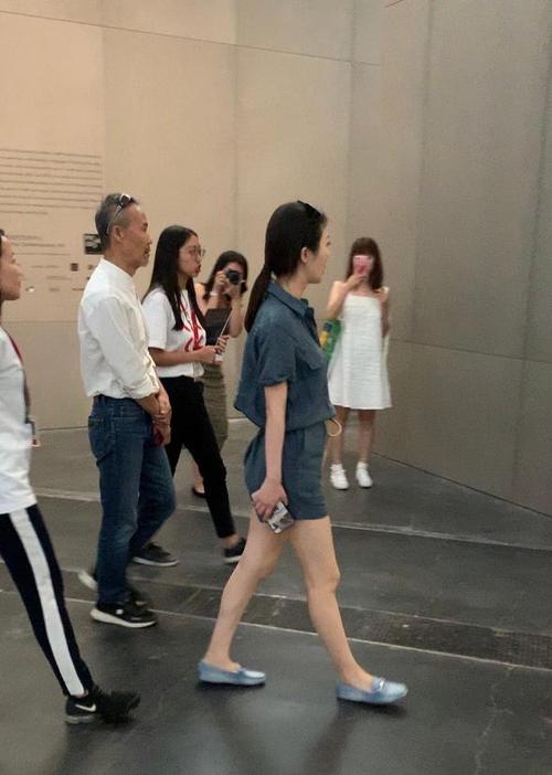 王石|王石带娇妻聚餐，穿黑色礼裙装贵妇，但贵族气质是装不出来的！