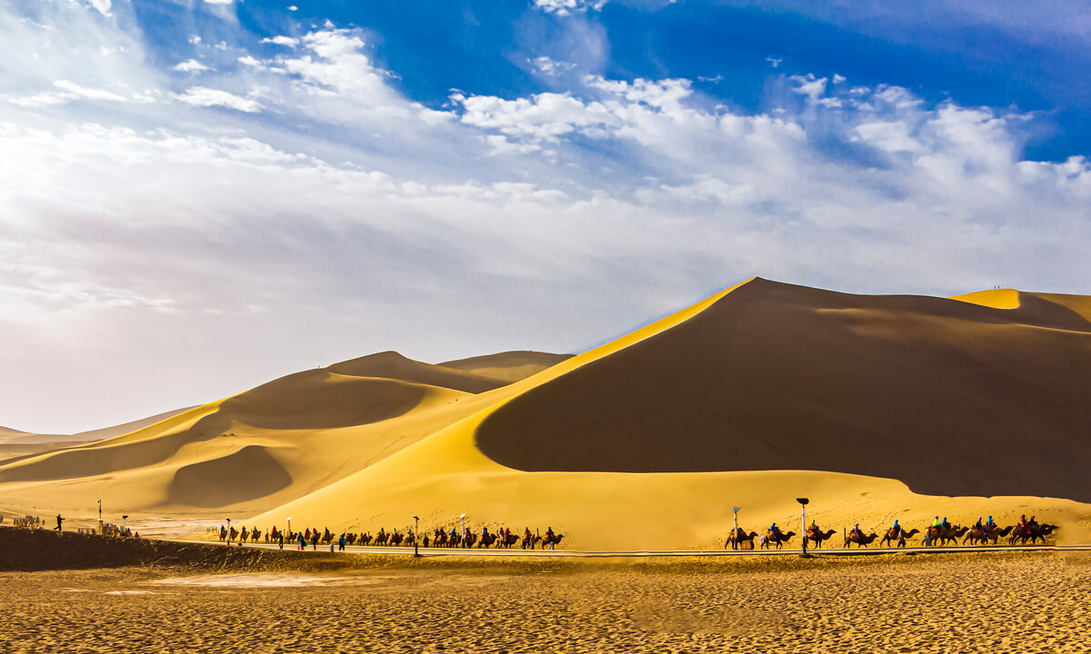 原创富有神秘色彩的敦煌沙漠内千年不枯的泉眼周围沙沙作响的山丘