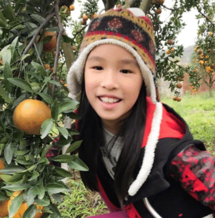 因女儿长得丑被吐糟，张庭甩出童年照护女，夸女儿比自己好看
