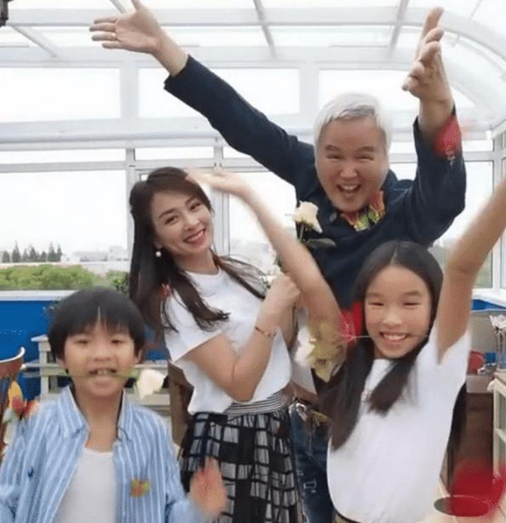 因女儿长得丑被吐糟，张庭甩出童年照护女，夸女儿比自己好看