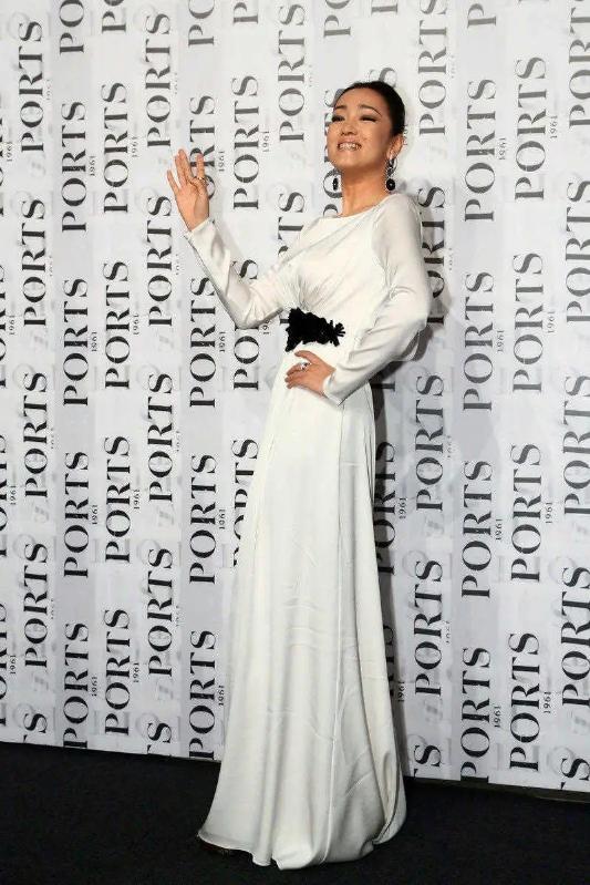 白色|“巩皇”真不是白叫的，巩俐一袭“褶子裙”高贵优雅，好霸气