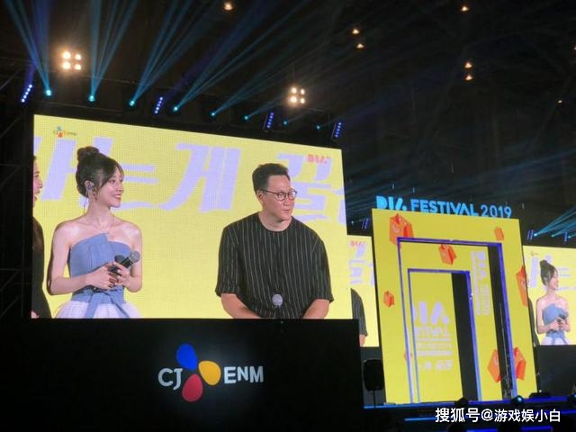 短裙|冯提莫这条短裙火了，别只看外表，有谁注意到她的身材了吗？