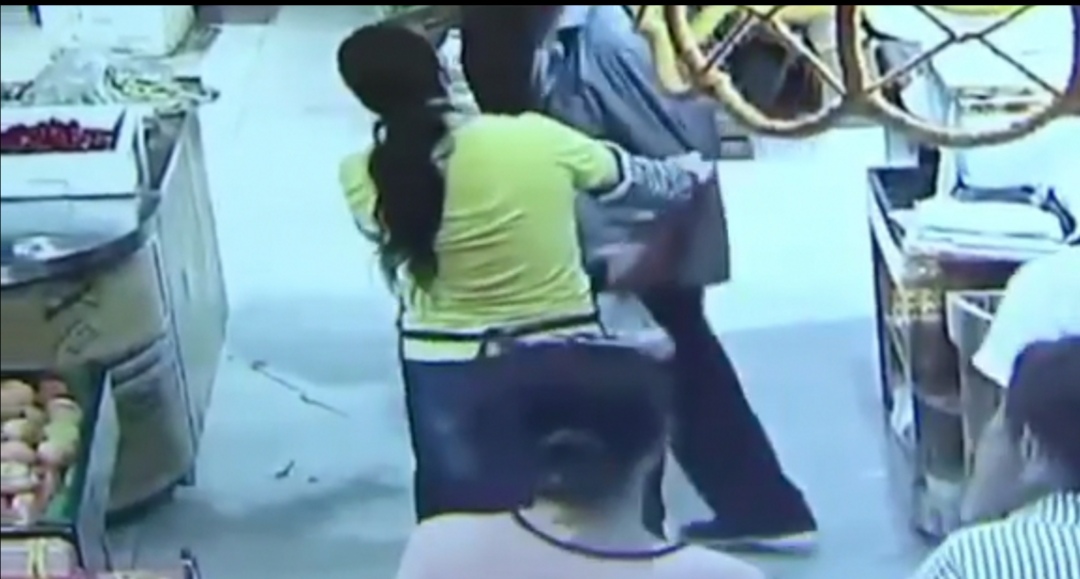 南通老人超市拿鸡蛋拒付款被拦后猝死，家属索