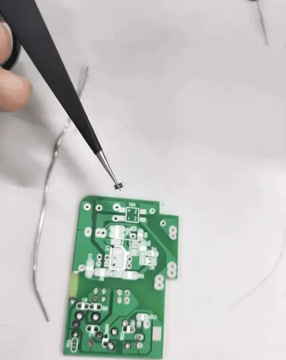 一名网友在找工作的时候就被面试官要求焊接电路板,然后他就焊成了