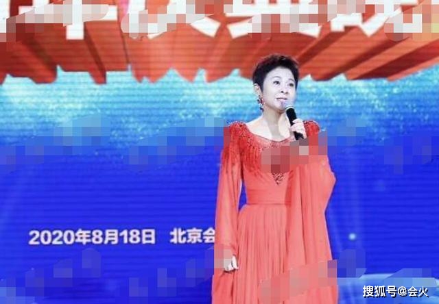 风采|原创58岁董文华罕露面，沉寂多时再现身庆典献唱，风采依旧魅力不减