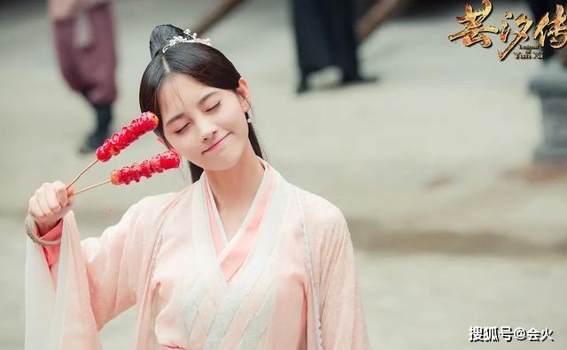 慕南枝|原创鞠婧祎片场照似路人，皮肤白到令人瞠目，网友：面粉涂了几层？