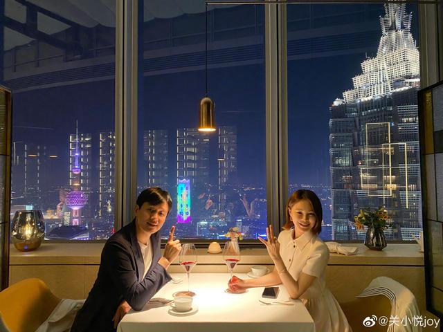 佟大为夫妻约会庆13周年,豪宅外是东方明珠,关悦撞脸杨紫