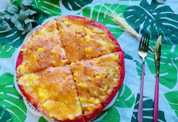 培根|好看又好吃创意满分!用火龙果榨汁做的玫红色披萨