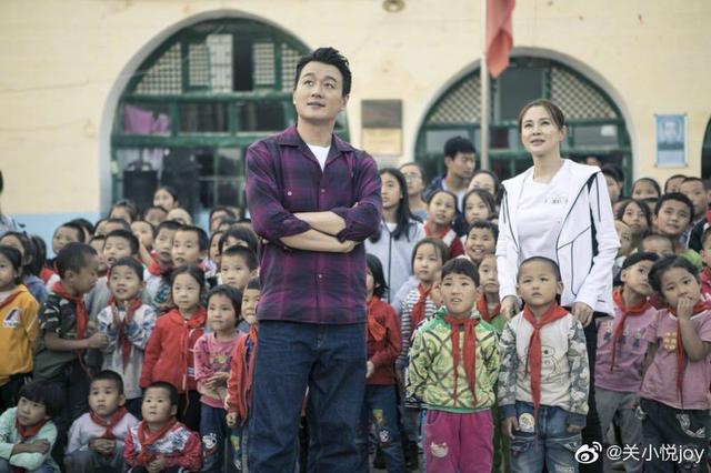 佟大为夫妻约会庆13周年，豪宅外是东方明珠，关