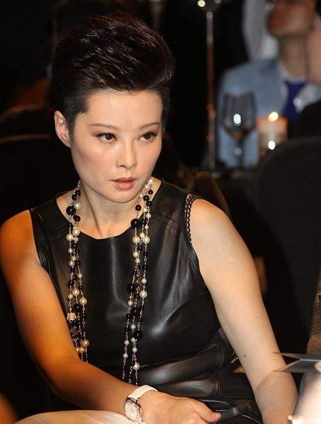 袁立三婚后生活情况:住旧居民楼里环境不好,家具衣服脏乱