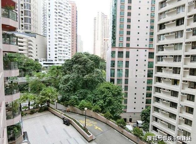 走进林峯住的豪宅住着香港高档的小区家里装修却很普通