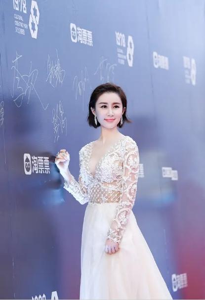 气质端庄|舒畅为了美真拼了,白色礼裙用花“遮”着穿,气质端庄又大气