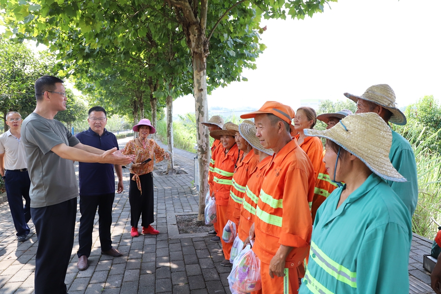 慰问|江津区圣泉街道：慰问马路天使 向劳动者致敬