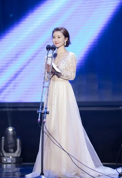 气质端庄|舒畅为了美真拼了,白色礼裙用花“遮”着穿,气质端庄又大气