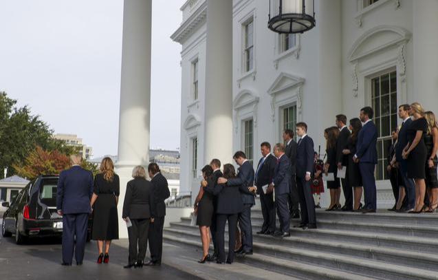 梅拉尼娅|弟弟葬礼特朗普一家送别!梅拉尼娅踩红底鞋,幼子站前排长子靠后