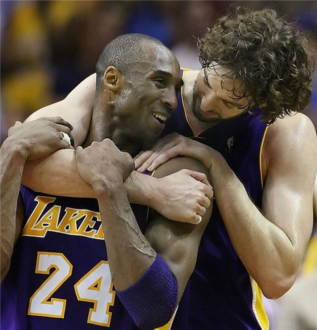 科比|原创加索尔笑得合不拢嘴！妻子与瓦妮莎穿同款粉色睡衣：我们是一家人