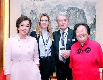 张美照|66岁刘晓庆晒美照像30，换头像心情大好，网友：脸和腿颜色不一样