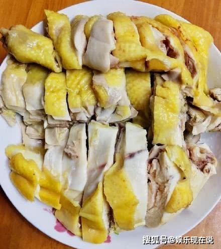 原创去广州餐厅吃白切鸡时,发现骨头带血丝!跟老板理论却反被嘲笑了