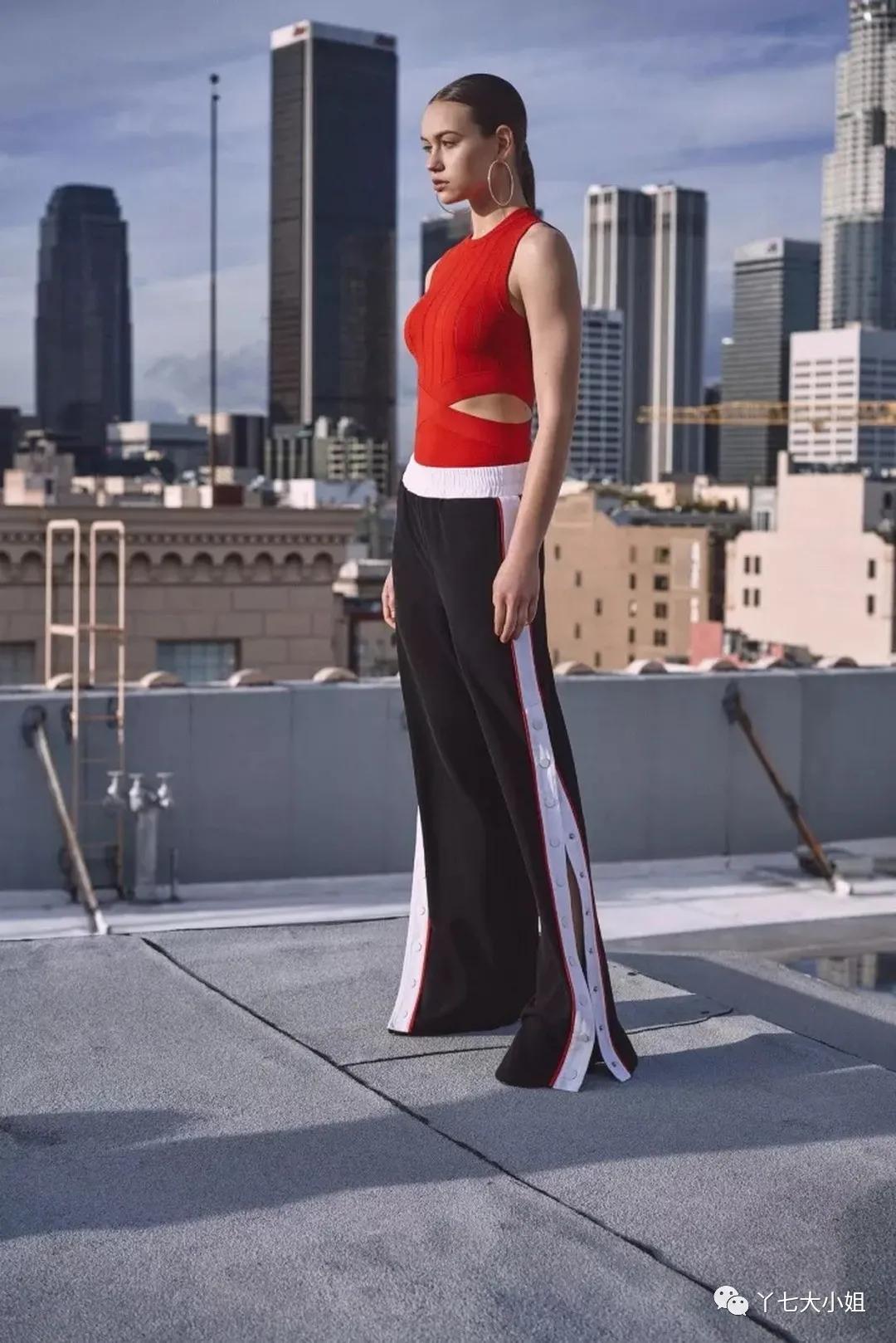 装饰|嫌衣服单调？加几颗小钮扣，眼睛都看直了~