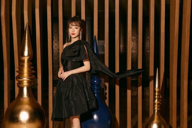 金巧巧|原创跟金巧巧蒋勤勤并称北影三朵花，半张脸都花了，都挡不住她的美貌