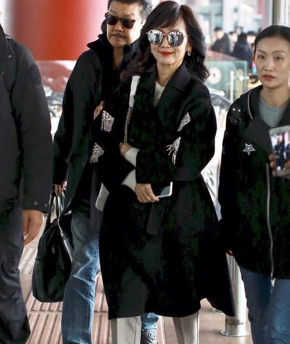 大衣|65岁的赵雅芝穿大衣浴袍走机场,虽然不抗老,却也只像50岁