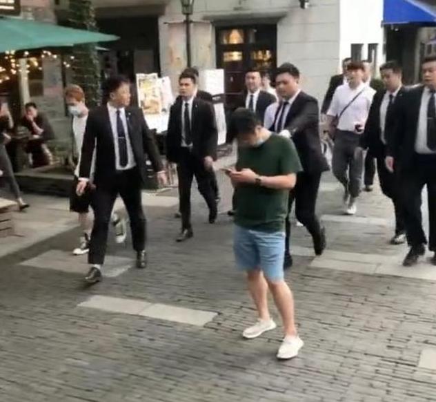 李佳琦半夜道歉,面对网友指责“飘”,回复: