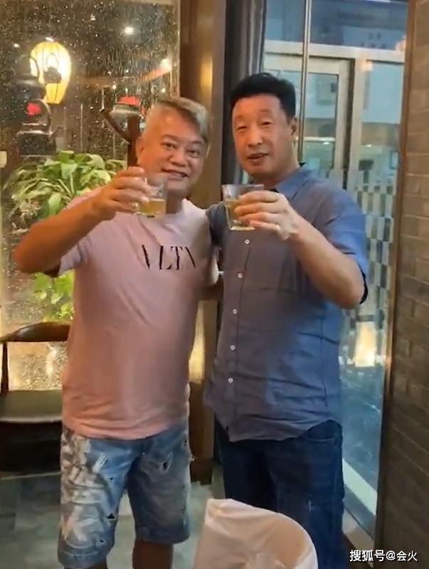 视频|原创69岁陈百祥罕露面，挺大肚腩发福明显打扮朴素，满头白发难掩沧桑