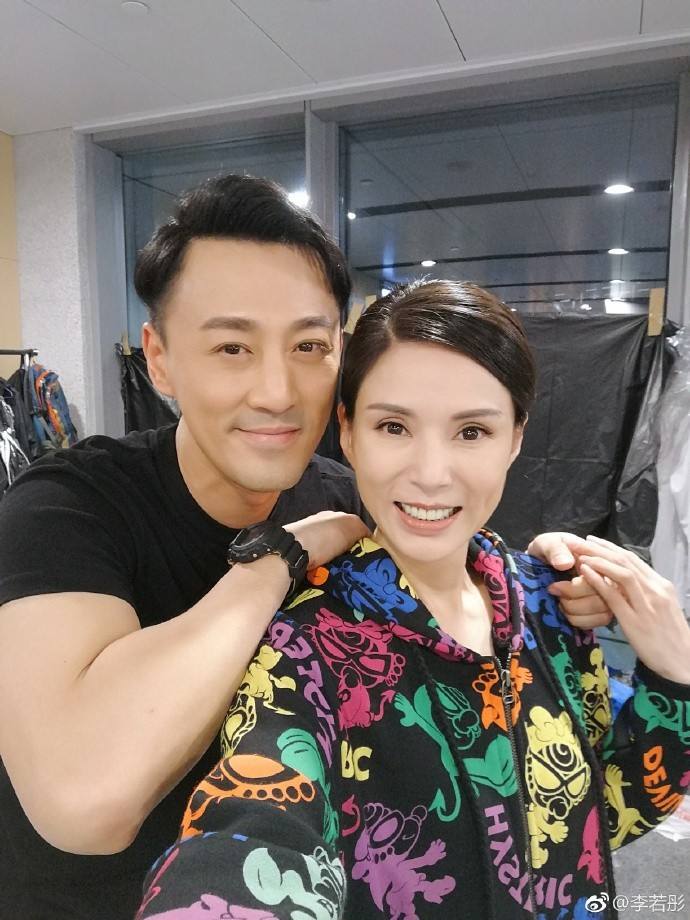 显得|原创李若彤跟粉丝合影，穿的硬是只有24岁，但脸的状态看得出50多了！