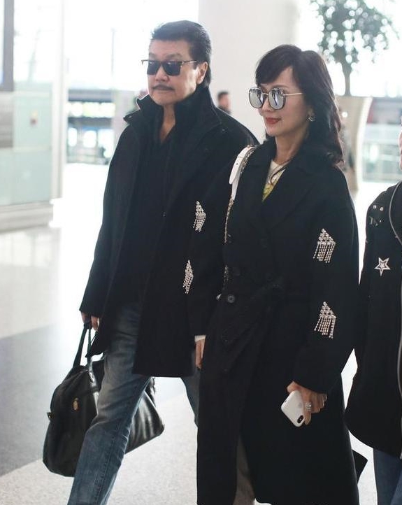 大衣|65岁的赵雅芝穿大衣浴袍走机场,虽然不抗老,却也只像50岁