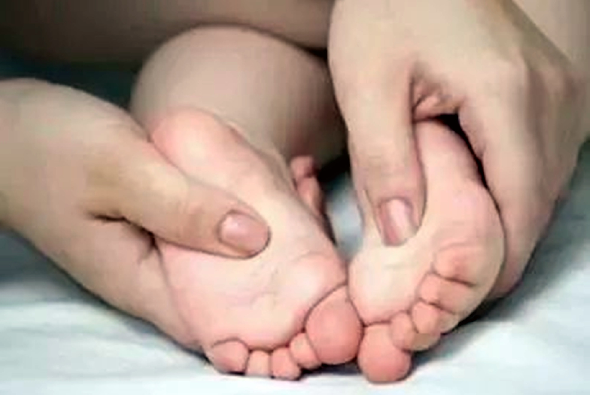家长可以在每晚睡觉前给宝宝按摩,从头部到脚底用拇指打圈按摩,不仅
