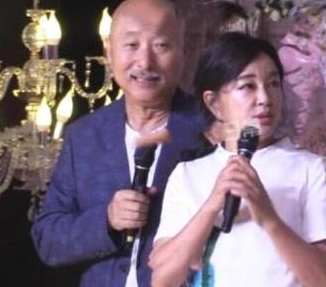 张美照|66岁刘晓庆晒美照像30，换头像心情大好，网友：脸和腿颜色不一样
