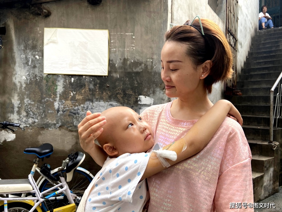 欠费|她含泪求妈妈放弃,母女俩抱头痛哭血癌女童因欠费17万被迫出院
