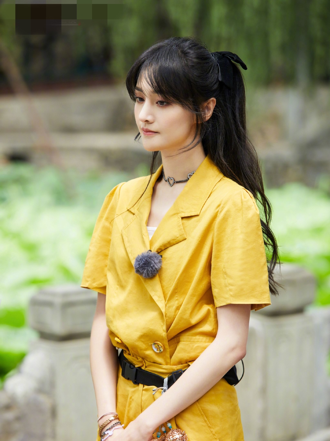 崩溃|原创郑爽当众情绪崩溃，不满庆生直播的带货节奏，当场洒泪匆匆结束