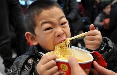 孩子|以后长不到1米5，这样东西如果你家也有，快扔7岁女孩提前发育