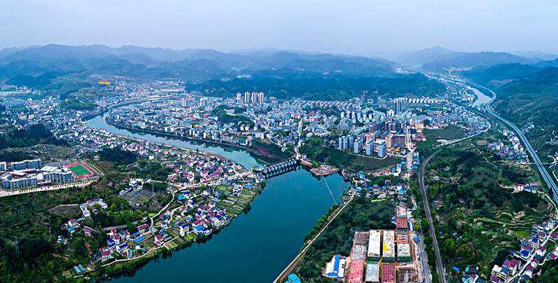 湖南怀化市有一个县,位于湘黔交界处,县城建在半岛上呈凹凸状_手机