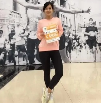 衣服|台湾美女主播自曝为了上镜好看长期苦中作乐，衣服后面满是黑夹子