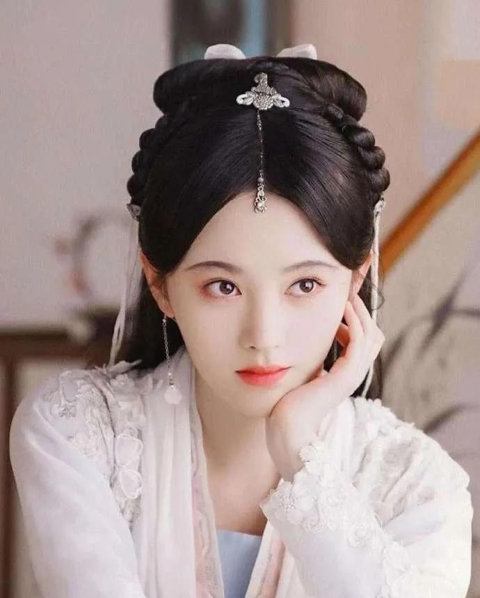 刘海|当毛发都在伪造的鞠婧祎失去刘海，场面瞬间窒息！