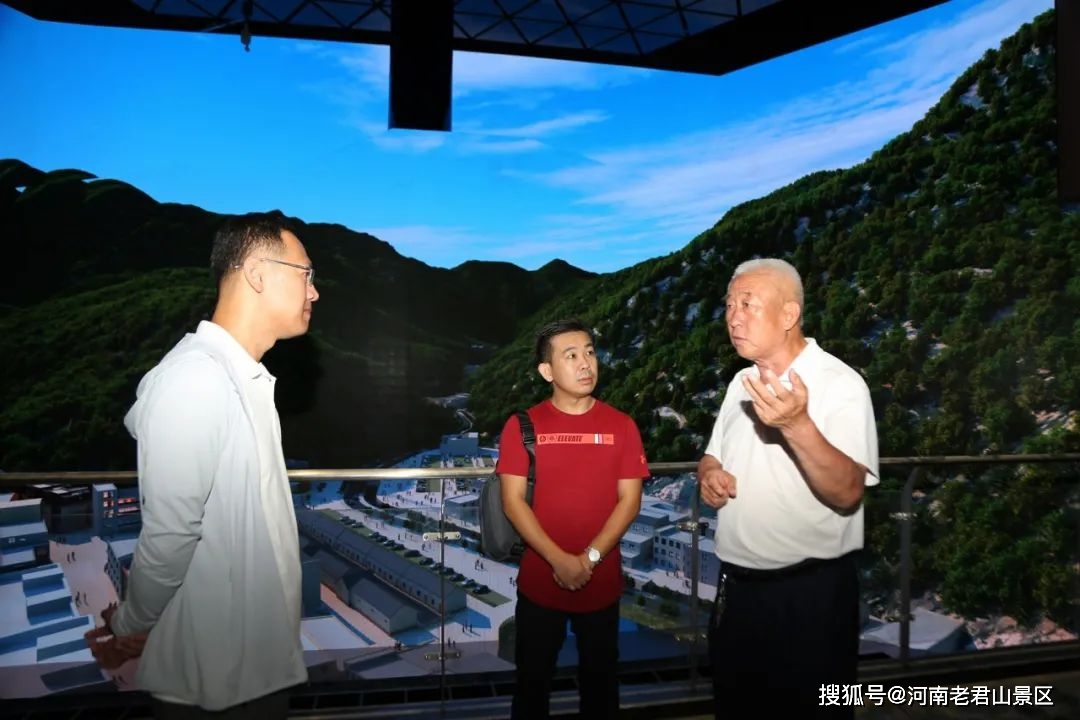 老君山文旅集团董事局主席杨植森带领班子成员到栾川县博物馆现场办公