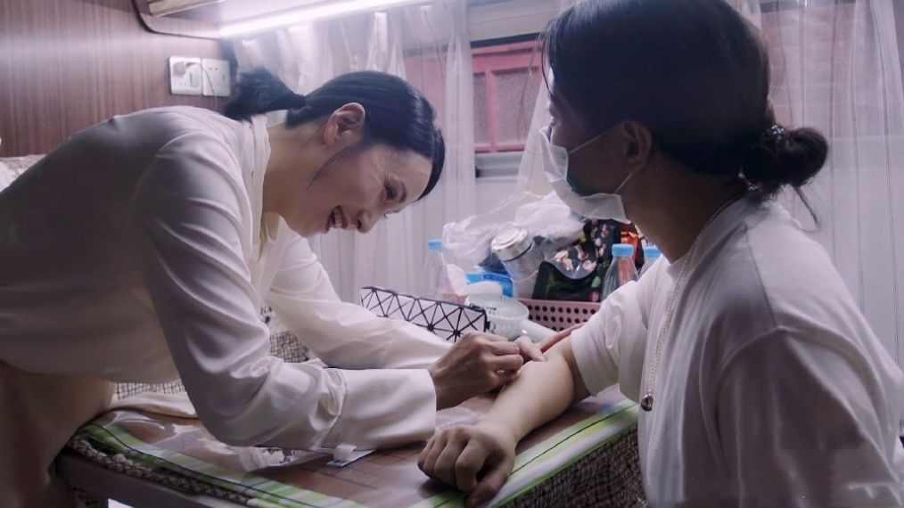 皱纹|离开了修图，陶虹眼角皱纹很深，打扮再知性也挡不住衰老！