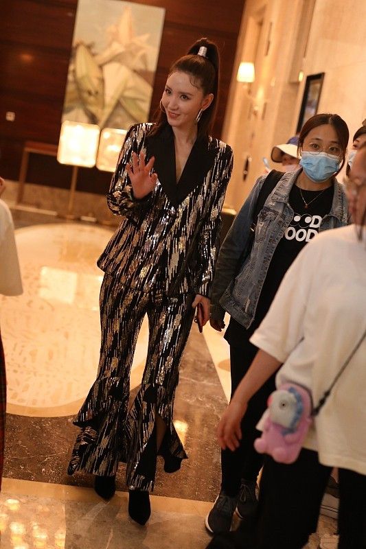 亮片|张萌高有马尾配亮片复古装，气场还是很逼人，但颜值却拉低很多