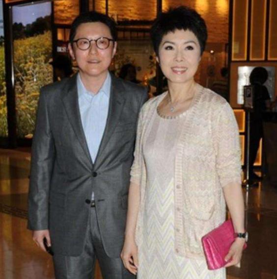 她14岁出道早恋,26岁因丈夫出轨离婚,今61岁和女富豪成同性恋人