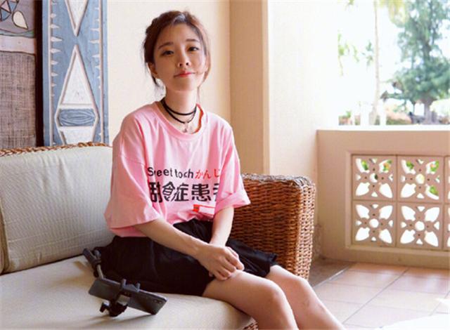 短裙|红之后冯提莫不得了，出镜穿短裙只有10厘米，秀出超模腿我酸了