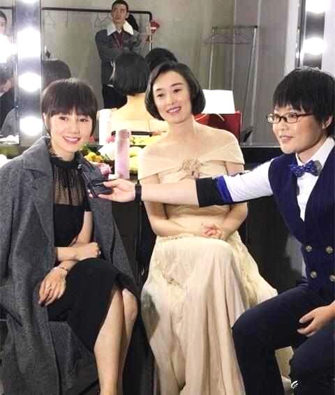 显得|吴越素颜探班，脸上斑点都清晰可见，面对镜头依然自信！