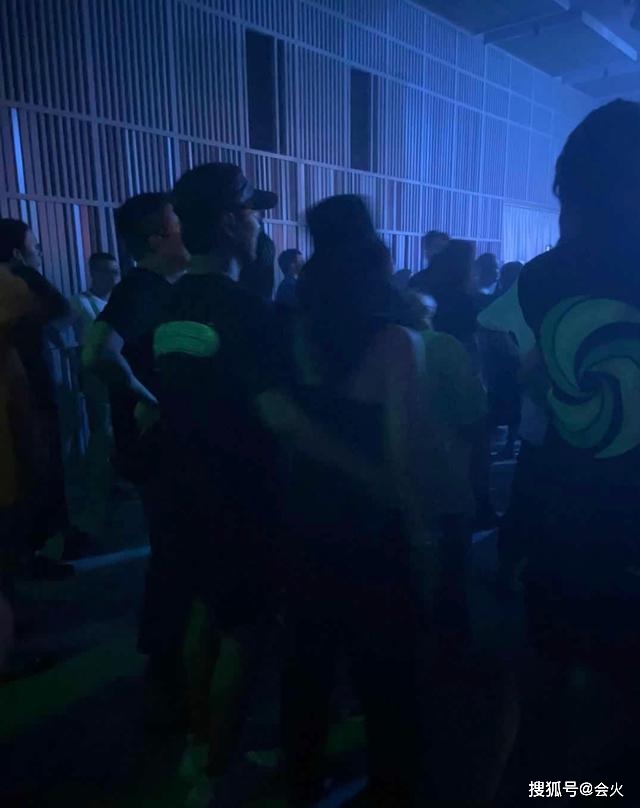 老婆|原创汪峰章子怡约会看演出，汪峰全程紧搂老婆腰宣誓主权，占有欲太强