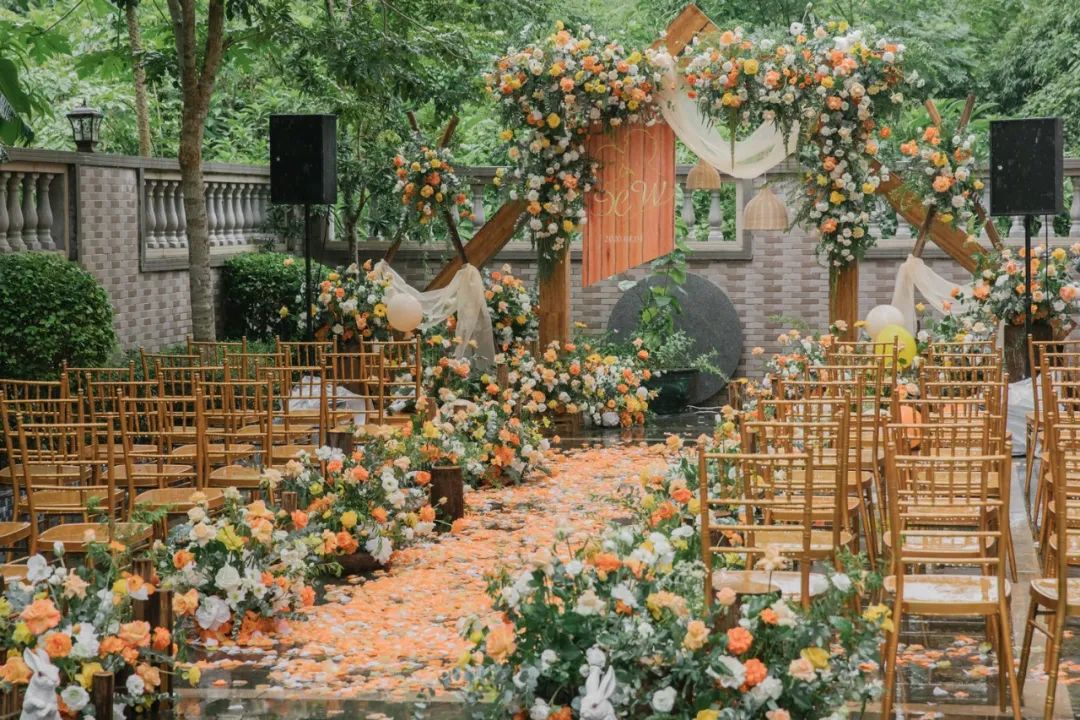 原创橙色调的户外婚礼,简单舒适的夏日庭院