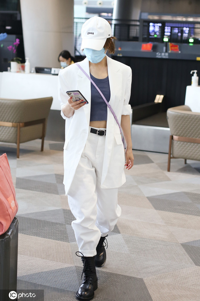吴昕穿露脐装低调炫腹 穿搭越来越女团范啦