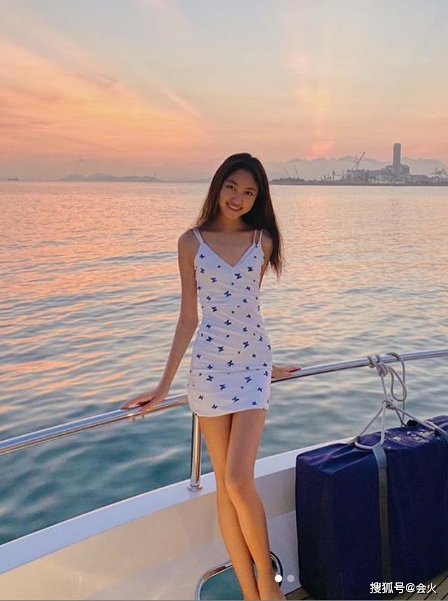 甄子丹女儿与任达华女儿坐游艇出海,俩人都不像16岁