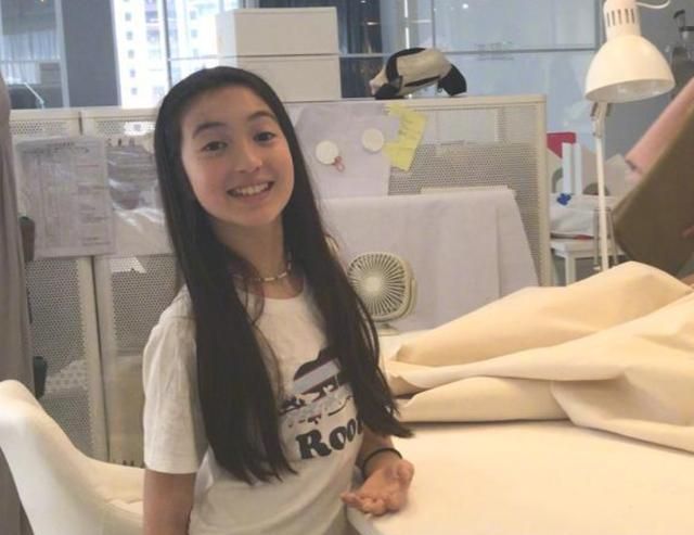 长大了!夏克立晒女儿近照 夏天笑容甜美亭亭玉立
